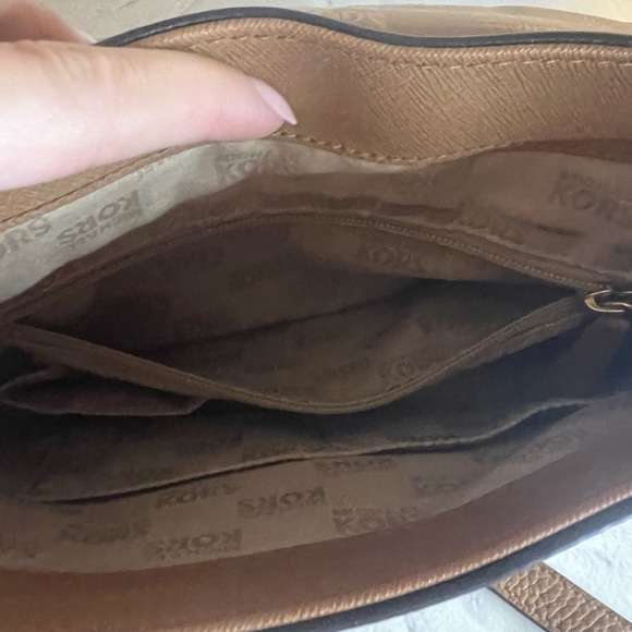 Michael Kors Crossbody, pebble, leather snap closure color acorn/ brown - Picture 13 of 16